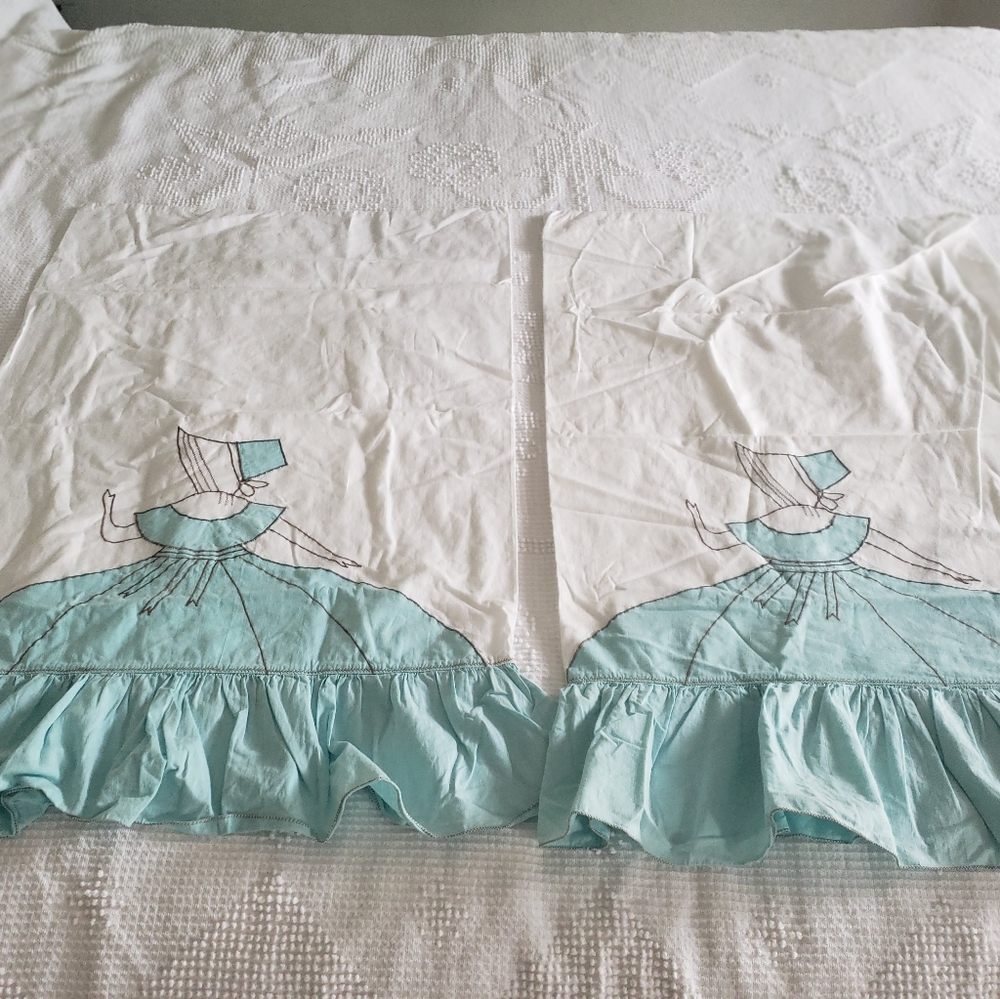 Two pair of vintage pillowcases embroidered appli